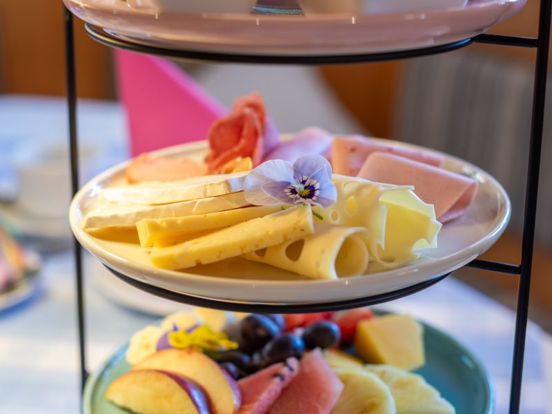 Käse und frisches Obst zum Frühstück in Rottach-Egern im Gästehaus Gutfelder Hof
