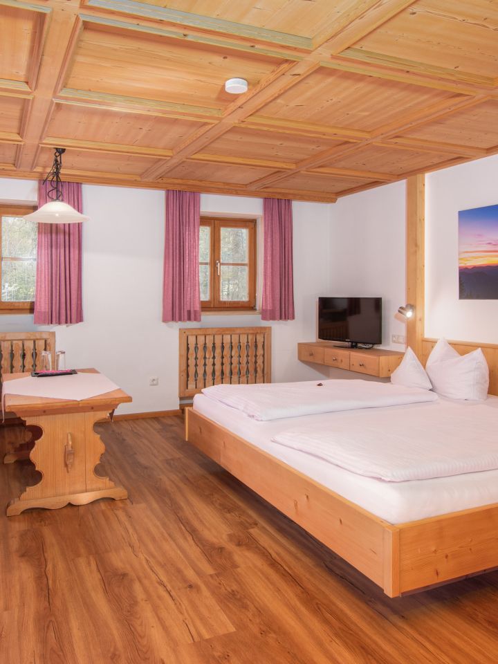 Doppelzimmer mit Balkon im Gästehaus in Rottach-Egern am Tegernsee