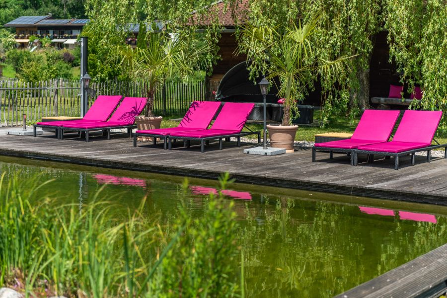 Schwimmteich mit Liegen am Gästehaus in Rottach-Egern