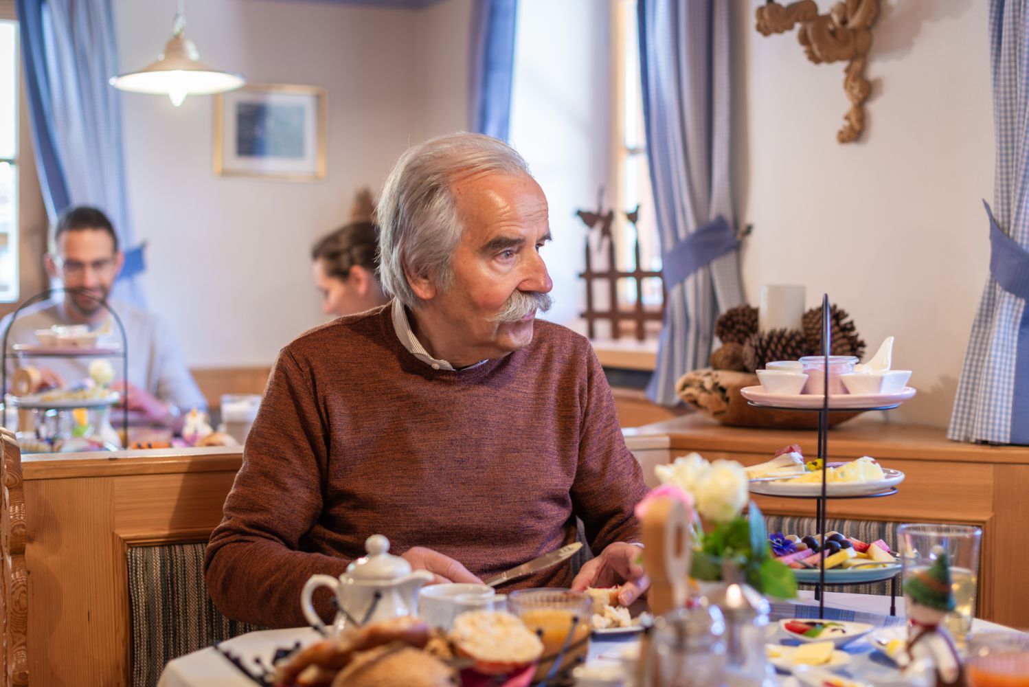 Gäste beim Frühstück im Gutfelder Hof am Tegernsee