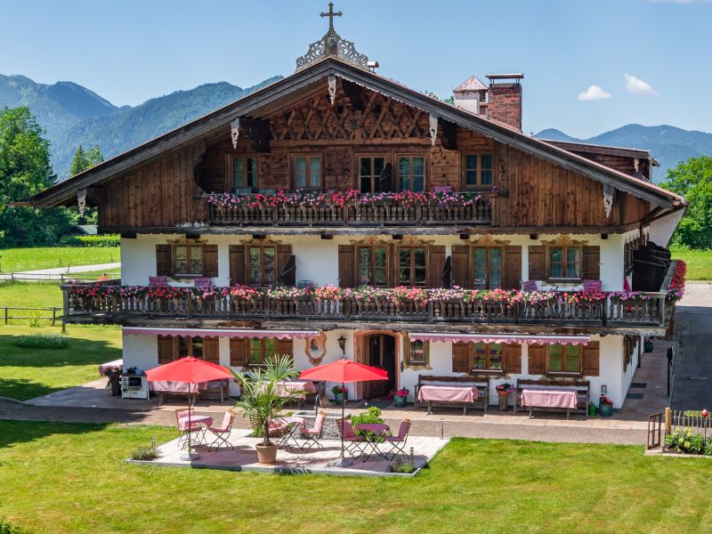 Frühstück im Garten des Gutfelder Hofs am Tegernsee