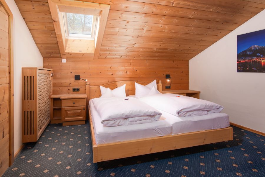 Doppelbett im Appartment am Tegernsee