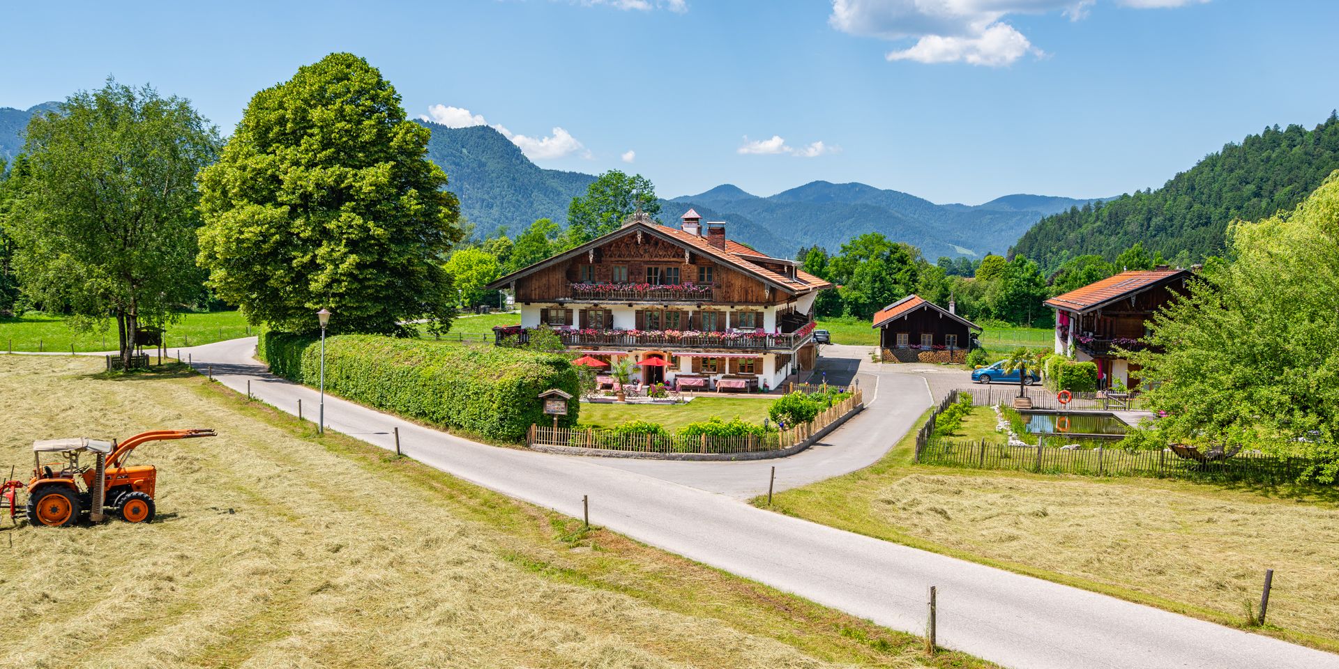 Gutfelder Hof in Rottach-Egern mit Wiesen und Bergen