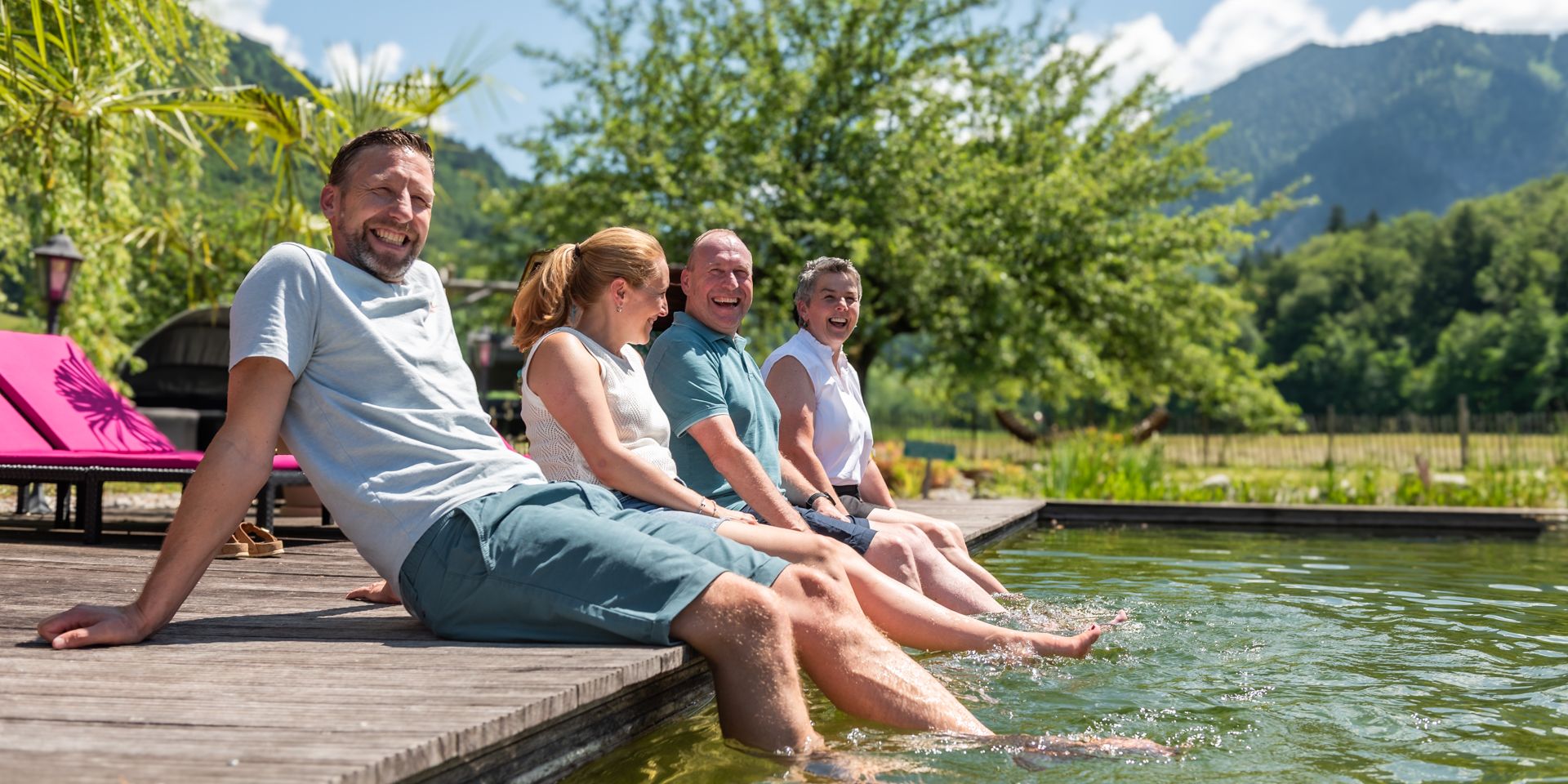 Gäste am Schwimmteich in Rottach-Egern am Tegernsee