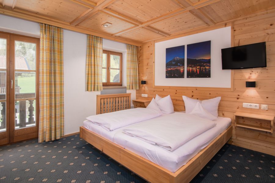 Doppelzimmer mit Balkon im Gästehaus in Rottach-Egern am Tegernsee