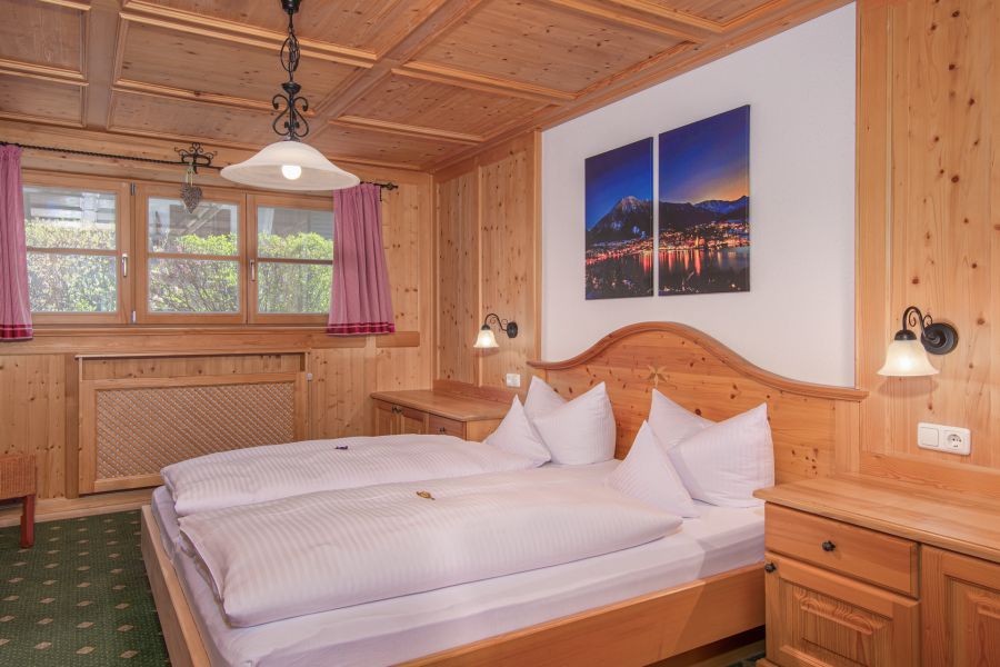Doppelbett in Ferienwohnung in Rottach-Egern