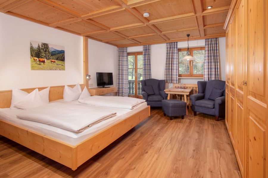 Doppelzimmer mit Balkon im Gästehaus am Tegernsee
