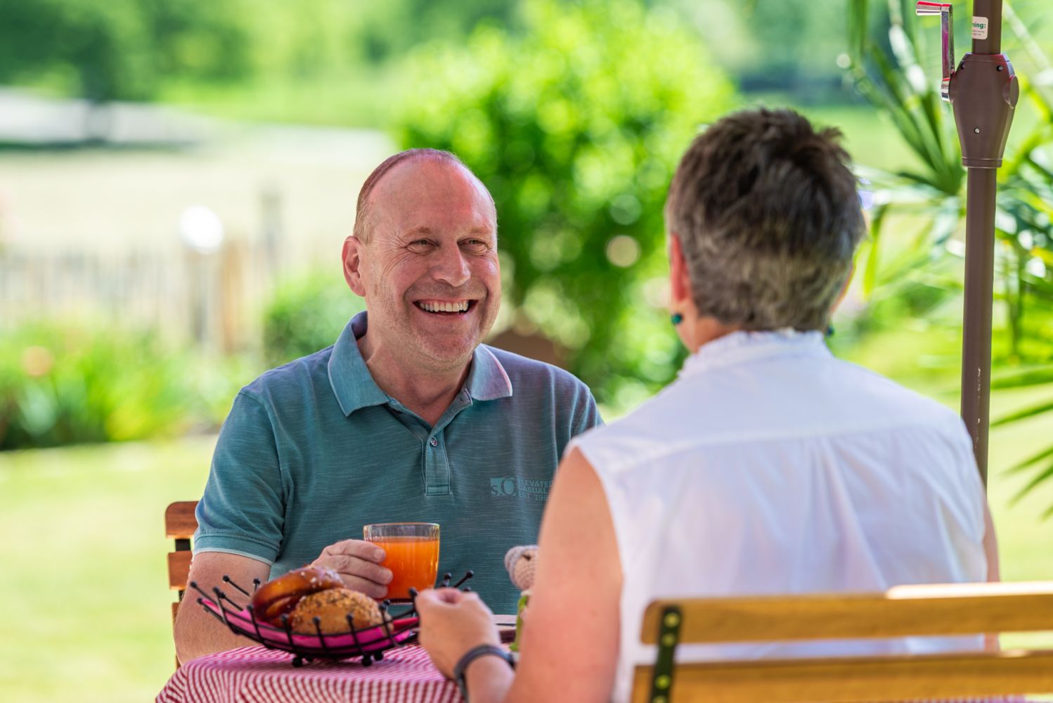 Pärchen auf der Frühstücksterrasse in Rottach-Egern am Tegernsee