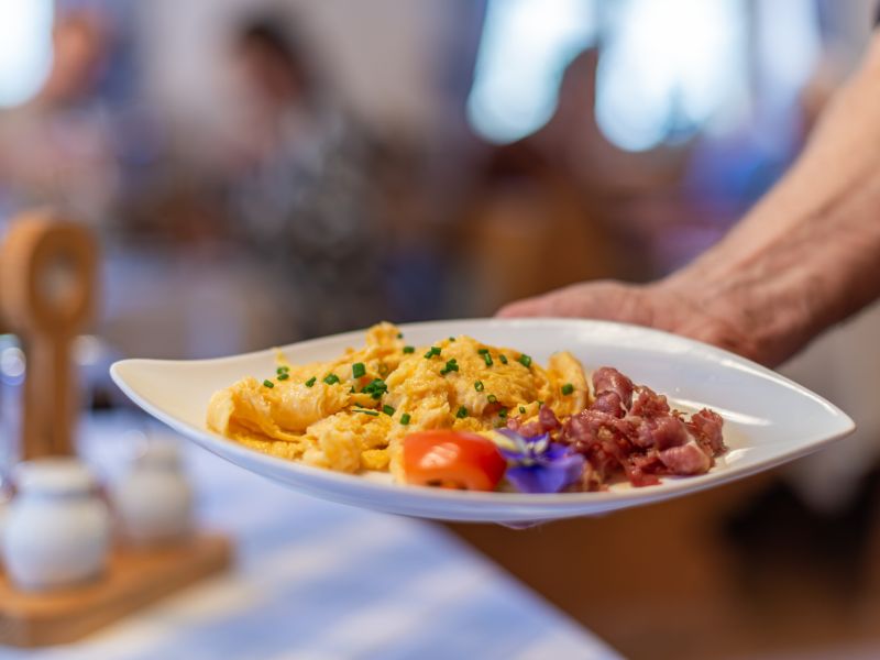 Rührei mit Speck zum Frühstück in Rottach-Egern am Tegernsee