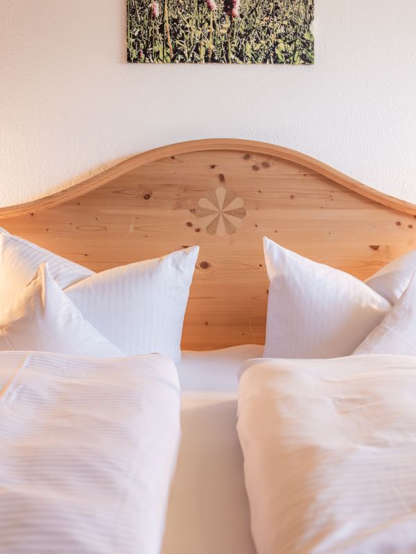 Doppelbett im Gästehaus am Tegernsee