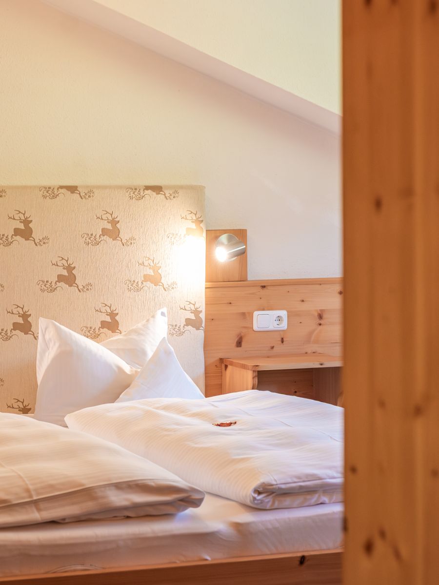 Doppelbett im Appartment am Tegernsee
