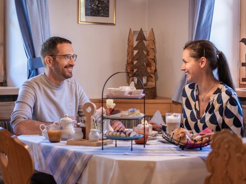 Pärchen beim Frühstück zu zwei in Rottach-Egern am Tegernsee