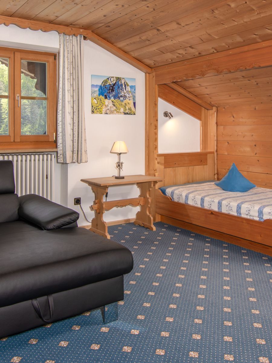 Einzelbett im Appartment am Tegernsee