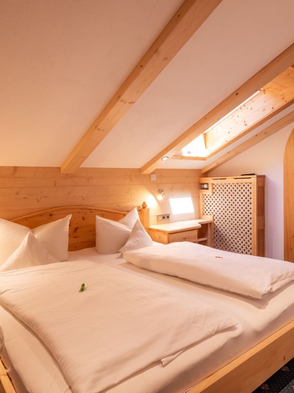Doppelbett im Appartment am Tegernsee