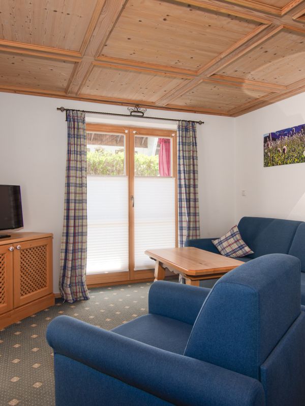 Wohnzimmer der Ferienwohnung mit Bergblick am Tegernsee