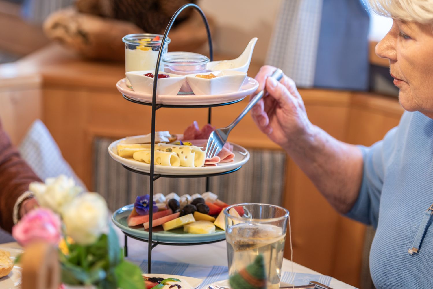 Gäste beim Frühstück im Gutfelder Hof am Tegernsee