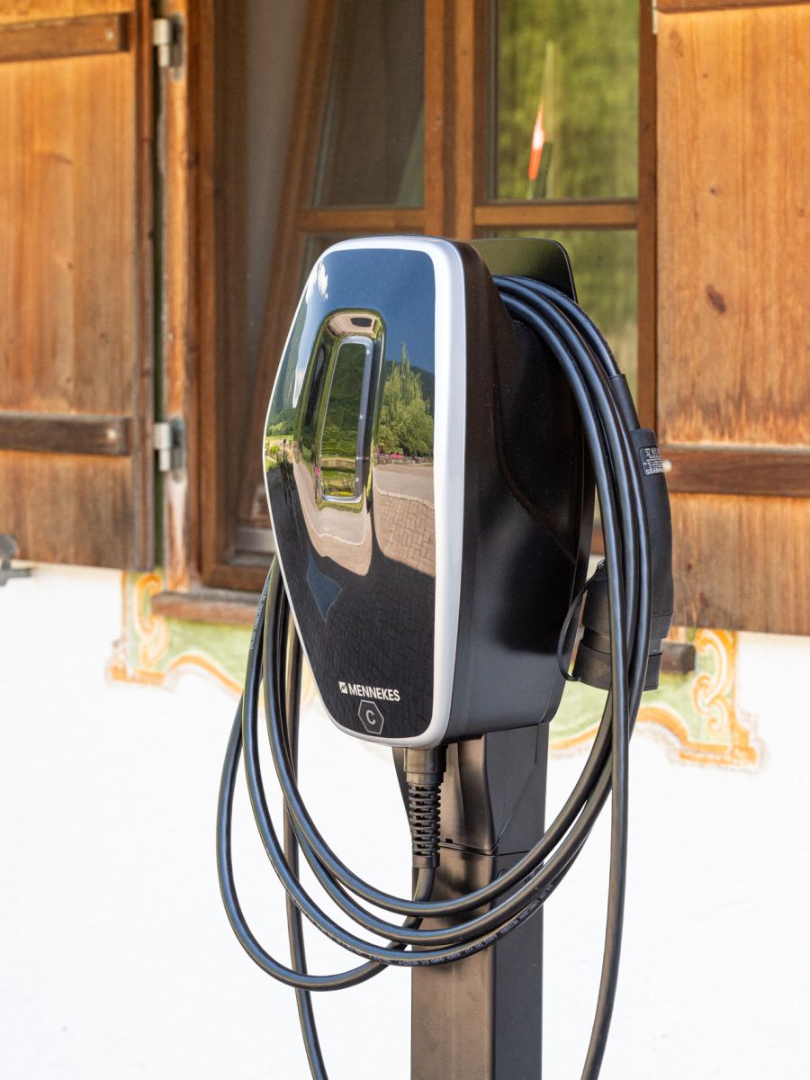 E-Ladesäule am Gästehaus Gutfelder Hof am Tegernsee, Ladestation für Elektroautos
