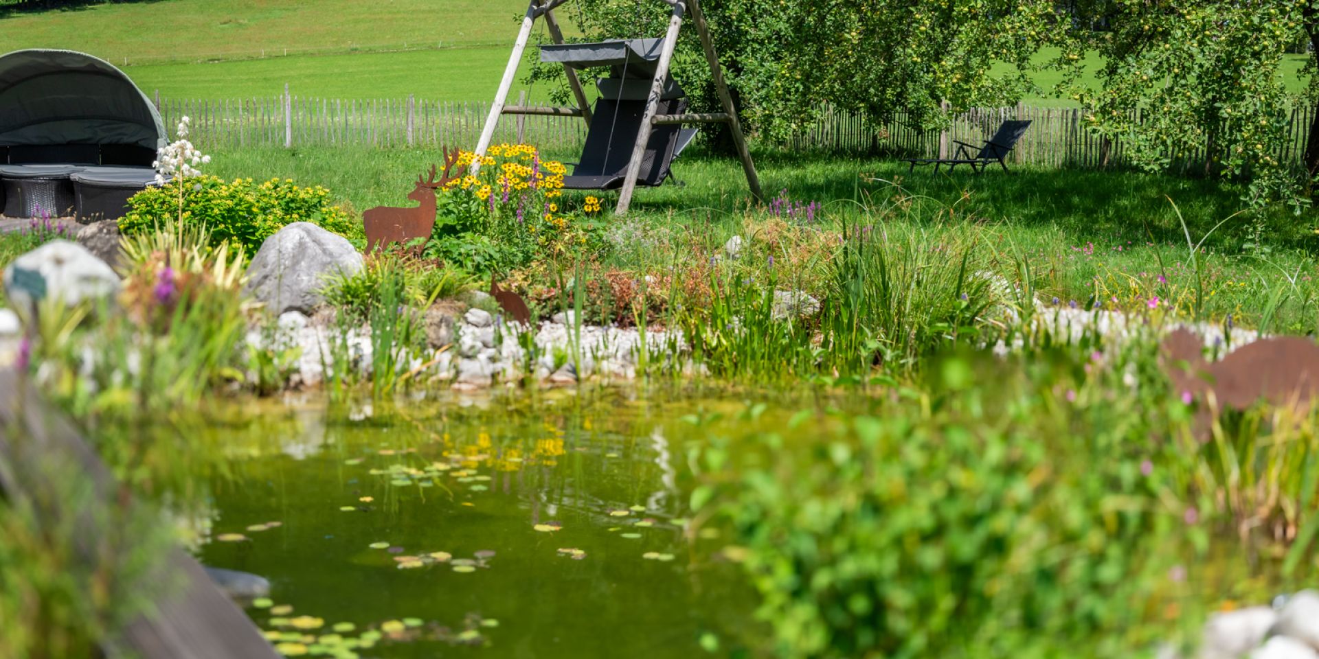 Großer Garten mit Sitzgelegenheiten am Gästehaus in Rottach-Egern