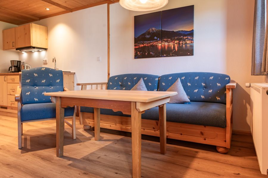 Wohnbereich im Doppelzimmer im Gästehaus in Rottach-Egern am Tegernsee