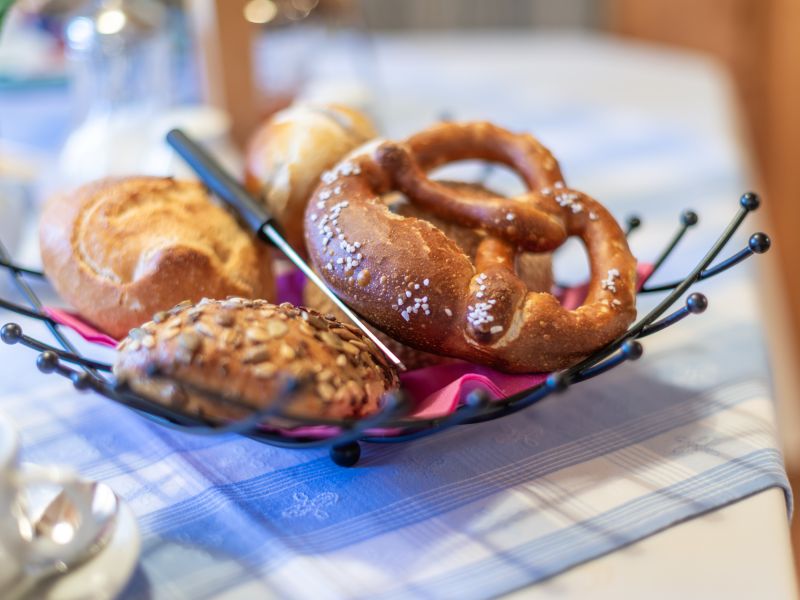 Frische Semmeln und Breze beim Frühstück in Rottach-Egern am Tegernsee