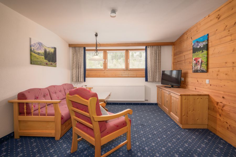 Wohnbereich mit Schlafcouch im Appartment am Tegernsee