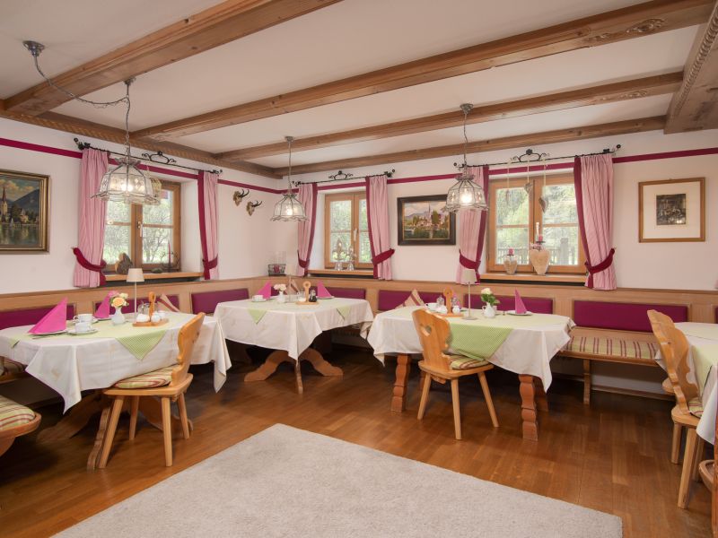 Gemütlicher Frühstücksraum im Gästehaus Gutfelder Hof am Tegernsee
