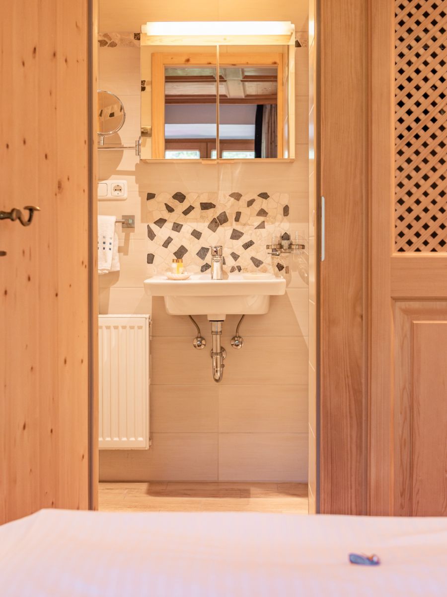 Doppelzimmer und Bad im Gästehaus in Rottach-Egern am Tegernsee
