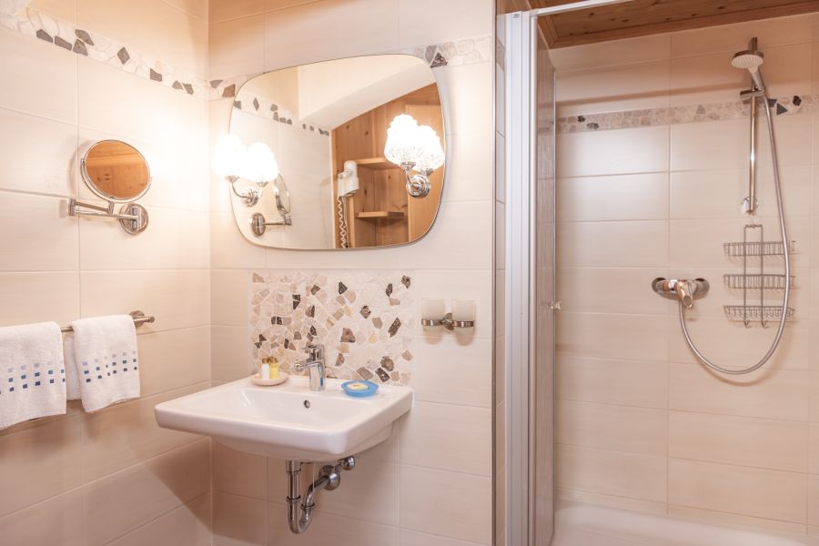 Badezimmer im Gästehaus in Rottach-Egern