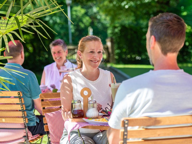 Frühstück auf der Terrasse in Rottach-Egern am Tegernsee im Urlaub