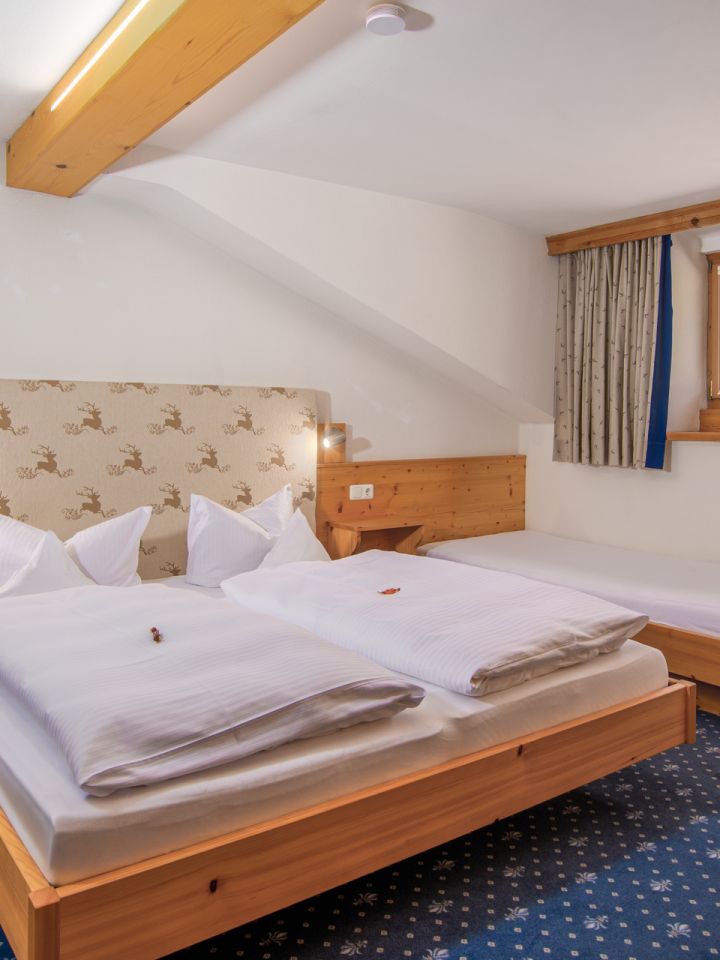 Doppelbett im Appartment in Rottach-Egern am Tegernsee