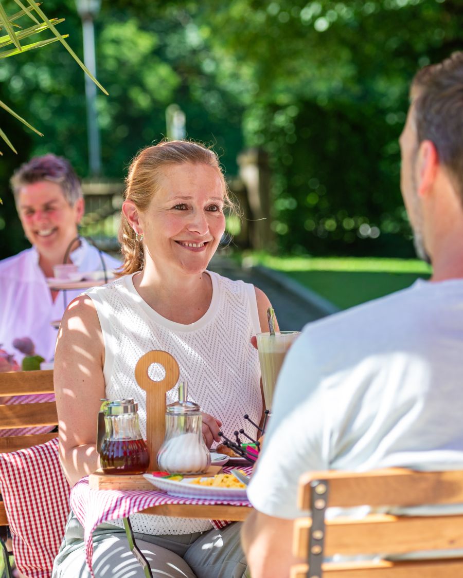 Garten mit Frühstücksterrasse im Gästehaus in Rottach-Egern