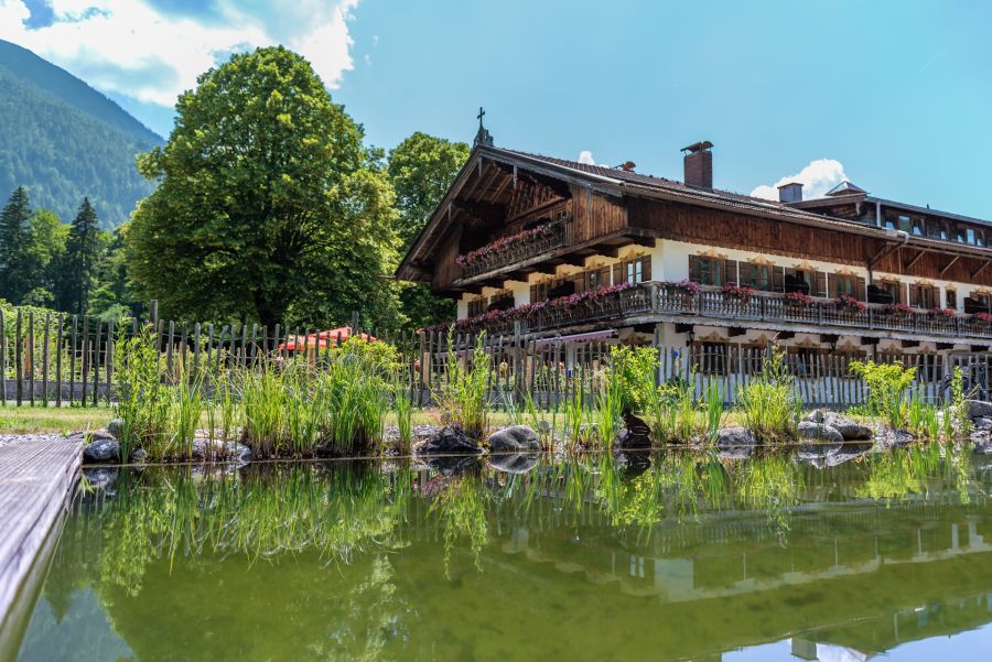 Schwimmteich mit Gutfelder Hof in Rottach-Egern