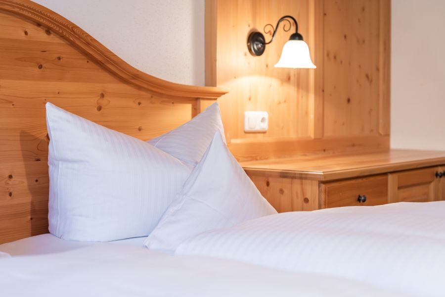 Doppelbett in Ferienwohnung am Tegernsee