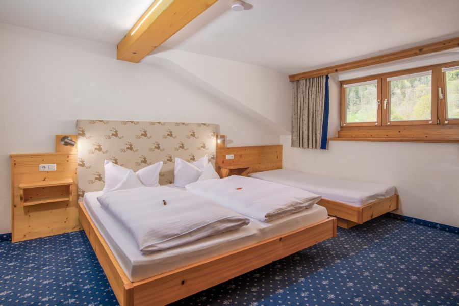 Doppelbett im Appartment in Rottach-Egern am Tegernsee