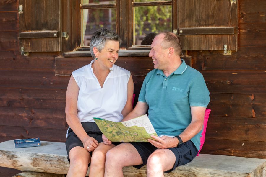 Pärchen im Garten vom Gästehaus in Rottach-Egern